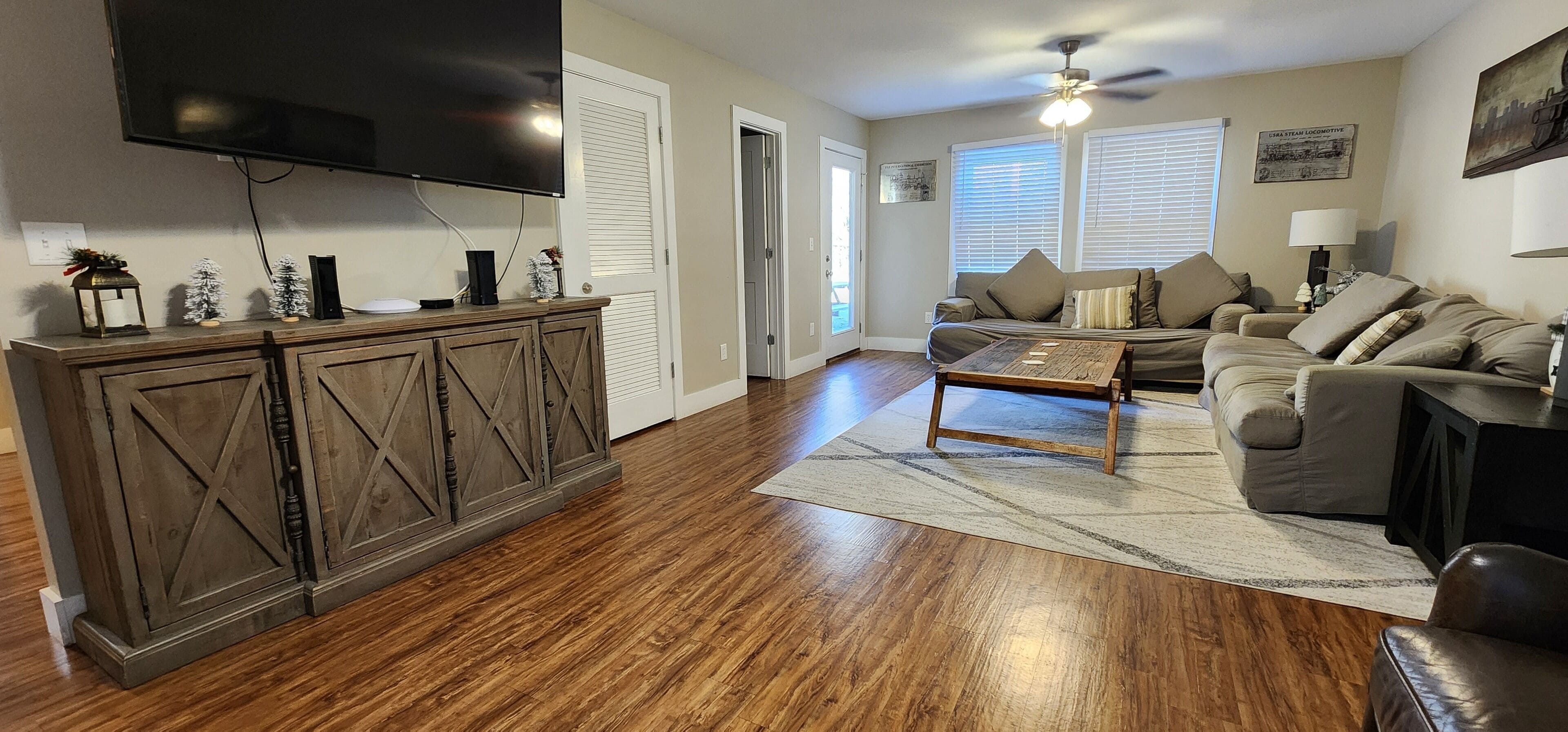 Smart-TV, Kamin, Videospiele, Tischfußball