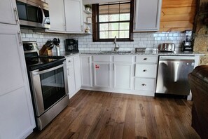 Fridge, microwave, oven, stovetop - Scenic views, firepit & hot tub-9 Min to The Islan (Sevierville)