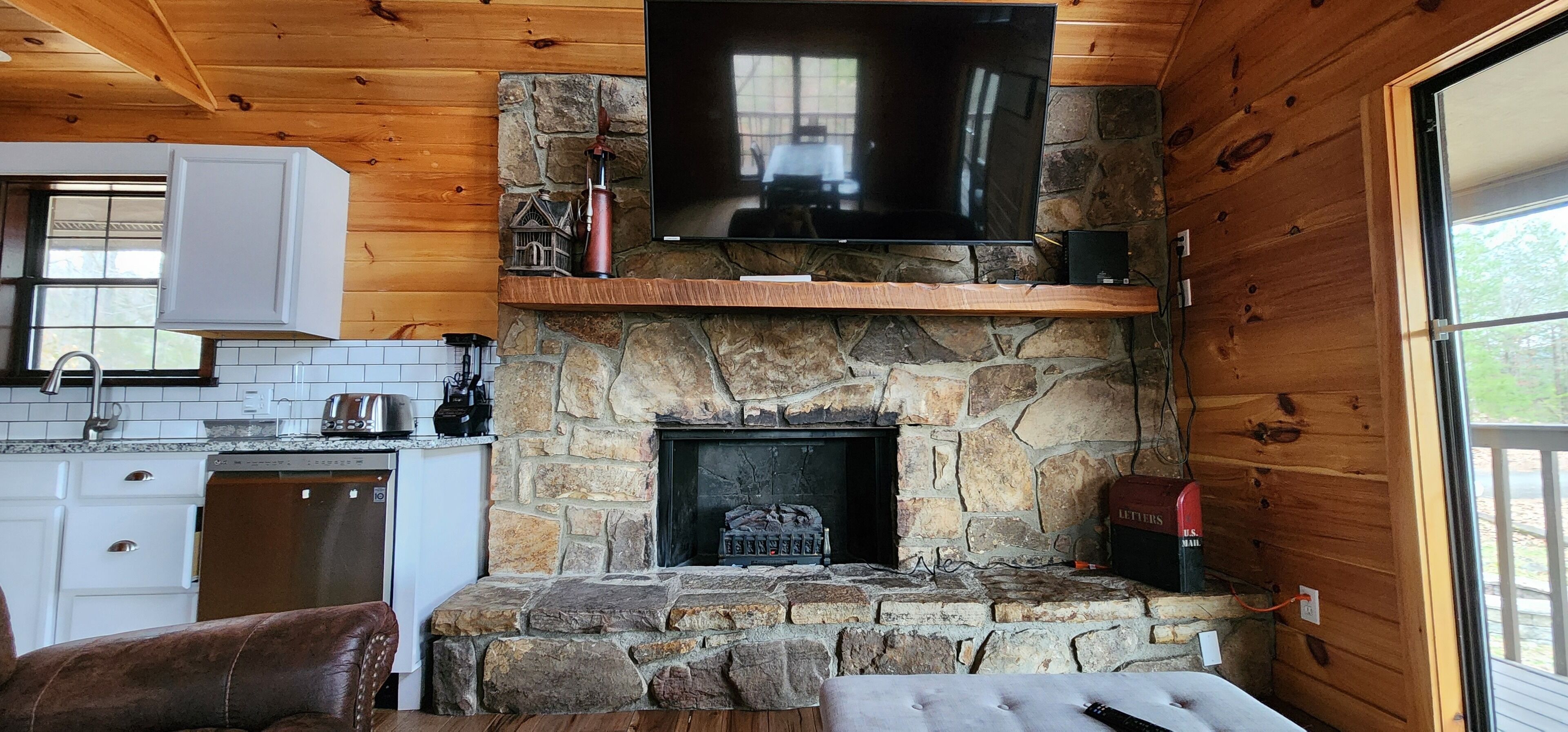 Smart TV, fireplace