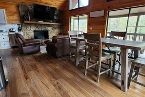 Dining - Scenic views, firepit & hot tub-9 Min to The Islan (Sevierville)