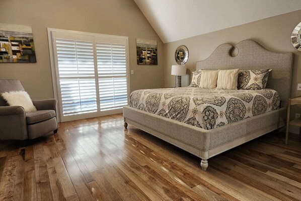 7 bedrooms, desk, iron/ironing board, travel crib