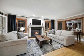 TV, books - Mill Bay Manor Summar (Mill Bay)