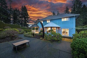 Exterior - Mill Bay Manor Summar (Mill Bay)