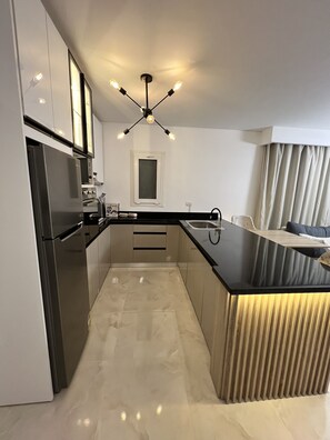 Kühlschrank, Mikrowelle, Ofen, Wasserkocher