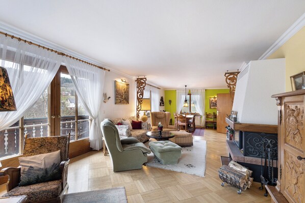 Televisie, een open haard, een dvd-speler en een stereo