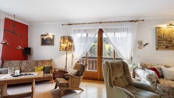 Televisión, chimenea, reproductor de DVD, estéreo