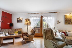 TV, fireplace, DVD player, stereo - Apartment 'Sankt Hubertus' – Nature Retreat with Large Terrace, Balcony & Wi-Fi (Bad Berneck im Fichtelgebirge)