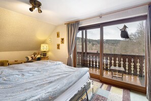 4 bedrooms, free WiFi - Apartment 'Sankt Hubertus' – Nature Retreat with Large Terrace, Balcony & Wi-Fi (Bad Berneck im Fichtelgebirge)