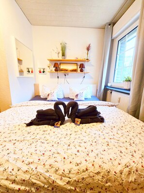 1 bedroom, free WiFi, bed sheets - Waldblick Apartment with Large Balcony, Ground-Level Access & Unique Views (Bestwig)