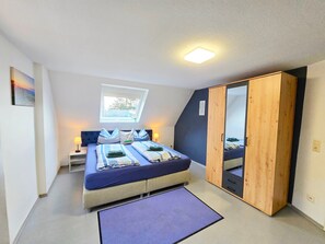 1 bedroom, free WiFi, bed sheets - Talblick Apartment with Balcony, Fireplace, Wi-Fi, Great View & Shared Garden House (Bestwig)