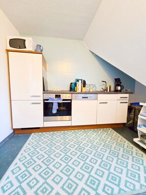 Fridge, oven, coffee/tea maker, electric kettle - Talblick Apartment with Balcony, Fireplace, Wi-Fi, Great View & Shared Garden House (Bestwig)