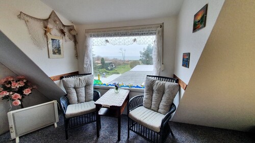Appartement 'Hiddenseeblick 1' avec vue sur la mer, terrasse partagée et Wi-Fi