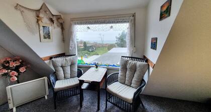 Appartement 'Hiddenseeblick 1' avec vue sur la mer, terrasse partagée et Wi-Fi