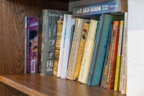 A bookshelf with various books. - Apartment 'Ferienwohnung Hiddenseeblick 2' with Sea View, Shared Terrace and Wi-Fi (Dranske)