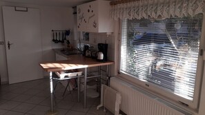 Fridge, stovetop, coffee/tea maker, electric kettle