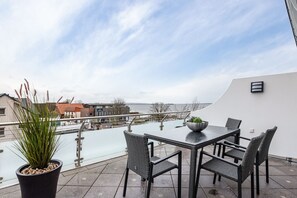 Outdoor dining - Apartment 'Studio Comfort Plus' with Balcony, direct Lake View, and Wi-Fi (Steinhude)