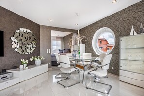 Dining - Apartment 'Studio Comfort' with direct Lake View, Balcony and Wi-Fi (Steinhude)