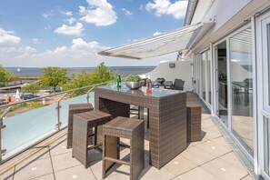 Outdoor dining - Apartment 'Studio Comfort' with direct Lake View, Balcony and Wi-Fi (Steinhude)