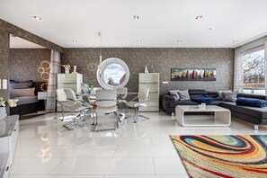 المنشأة من الداخل