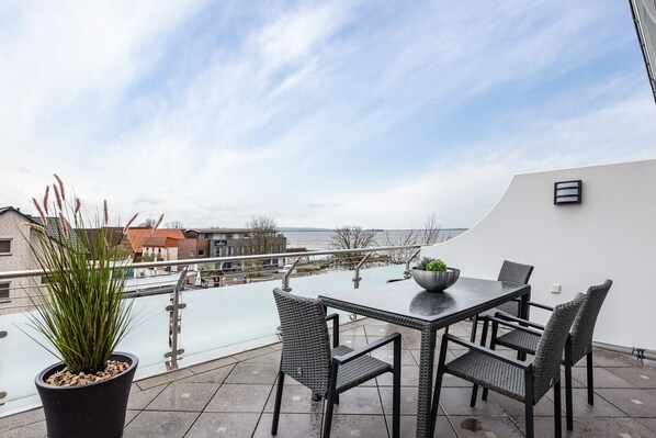 Outdoor dining - Apartment 'Studio Comfort' with direct Lake View, Balcony and Wi-Fi (Steinhude)