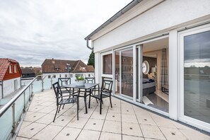 Outdoor dining - Apartment 'Studio Comfort' with direct Lake View, Balcony and Wi-Fi (Steinhude)