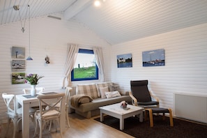 TV - Holiday Home 'Lakeside Retreat' with Lake View, Private Terrace & Garden (Sietow)