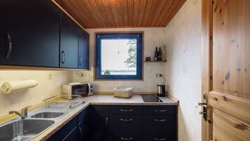 Kühlschrank, Mikrowelle, Herdplatte, Wasserkocher mit Kaffee-/Teezubehör