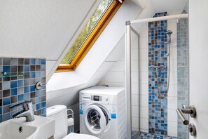 Dusj, toalettartikler (inkludert) og hårføner