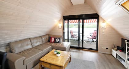 Maison de vacances « Bootshaus Am MĂŒritzarm » : vue sur le lac, terrasse privĂ©e et bateau Ă moteur (4 CV)