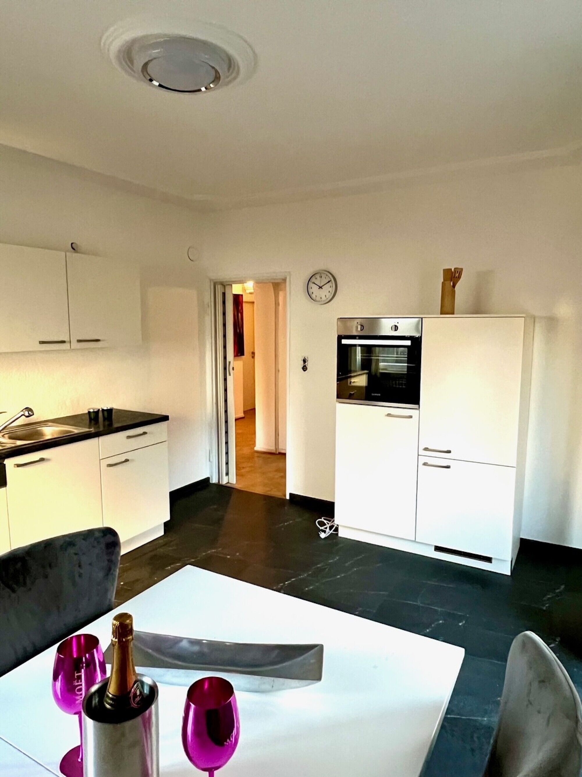 Kjøleskap, ovn, kokeplater og kaffetrakter/tekoker