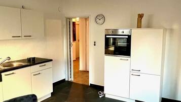 Kjøleskap, ovn, kokeplater og kaffetrakter/tekoker