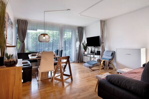 TV - 'Blackforest Perla' Apartment: Indoor Pool, Private Terrace & Fast Wi-Fi (Höchenschwand)