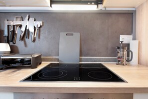 Fridge, microwave, oven, stovetop - 'Blackforest Perla' Apartment: Indoor Pool, Private Terrace & Fast Wi-Fi (Höchenschwand)