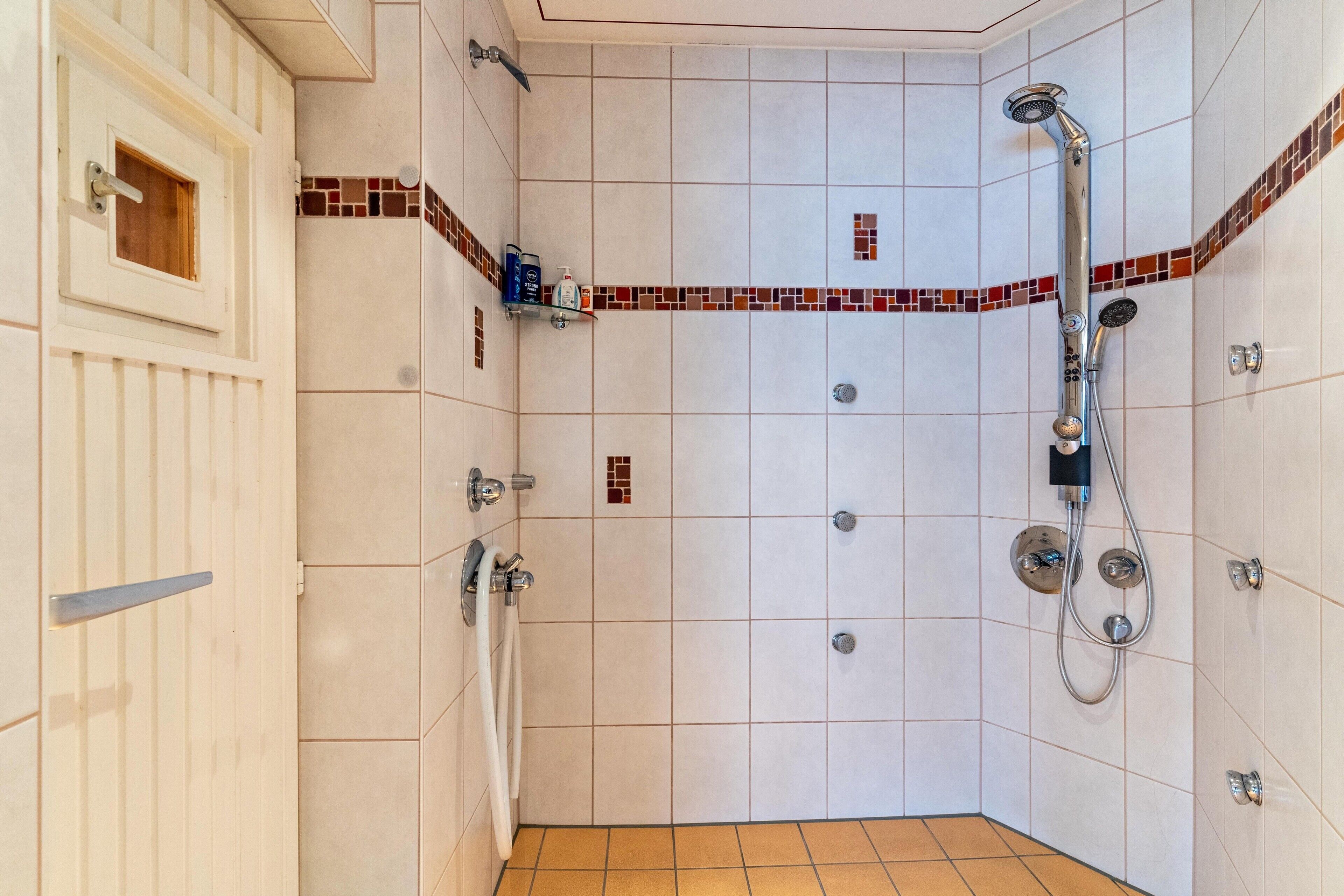 Shower, towels
