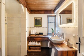 Douche, séchoir à cheveux, serviettes fournies