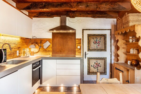 Kylskåp, mikrovågsugn, ugn och spishäll