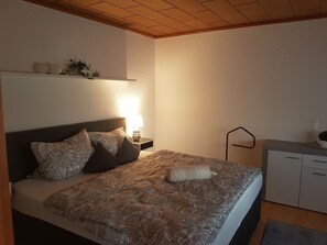 2 slaapkamers, een strijkplank/strijkijzer, gratis wifi, beddengoed