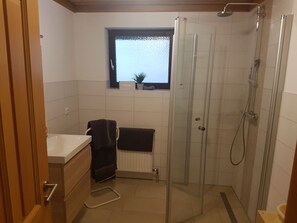 Douche, sèche-cheveux, serviettes fournies