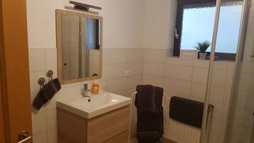 Ducha, secador de pelo, toallas