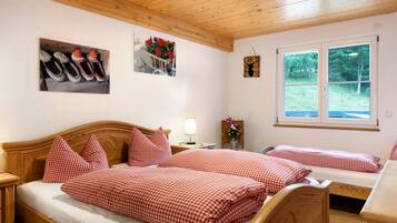 3 bedrooms, iron/ironing board, free WiFi, bed sheets