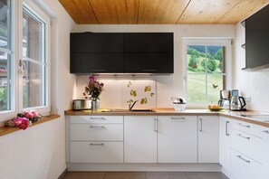 Een koelkast, een microgolfoven, een oven, een kookplaat