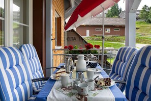 Outdoor dining - Apartment 'Sonnerhof Hofsgrund' with Mountain View, Shared Terrace and Wi-Fi (Oberried)