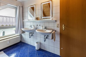 Dusche, kostenlose Toilettenartikel, Haartrockner, Handtücher