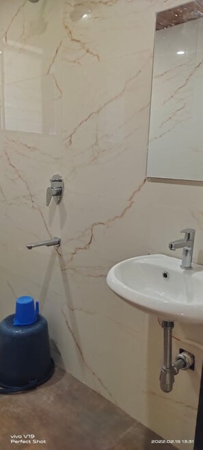 Chambre Deluxe double | Salle de bain | Douche, douche cascade, serviettes fournies, savon