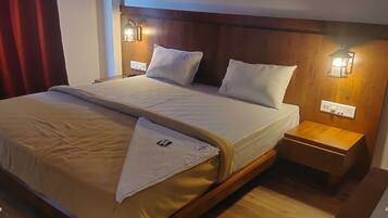 Deluxe Double Room | Laptop workspace, soundproofing, iron/ironing board, bed sheets