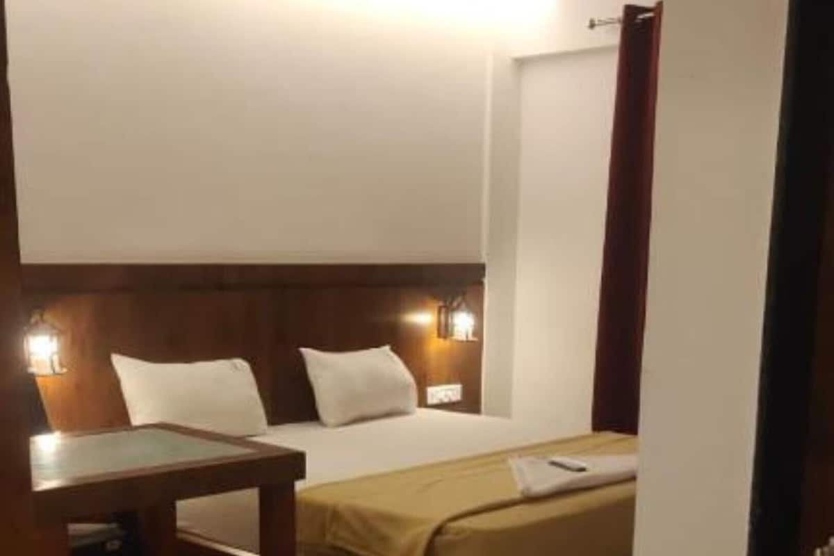 Deluxe Double Room | Laptop workspace, soundproofing, iron/ironing board, bed sheets