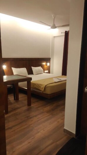 Deluxe Double Room - Hotel Anvisha Executive (Pune)