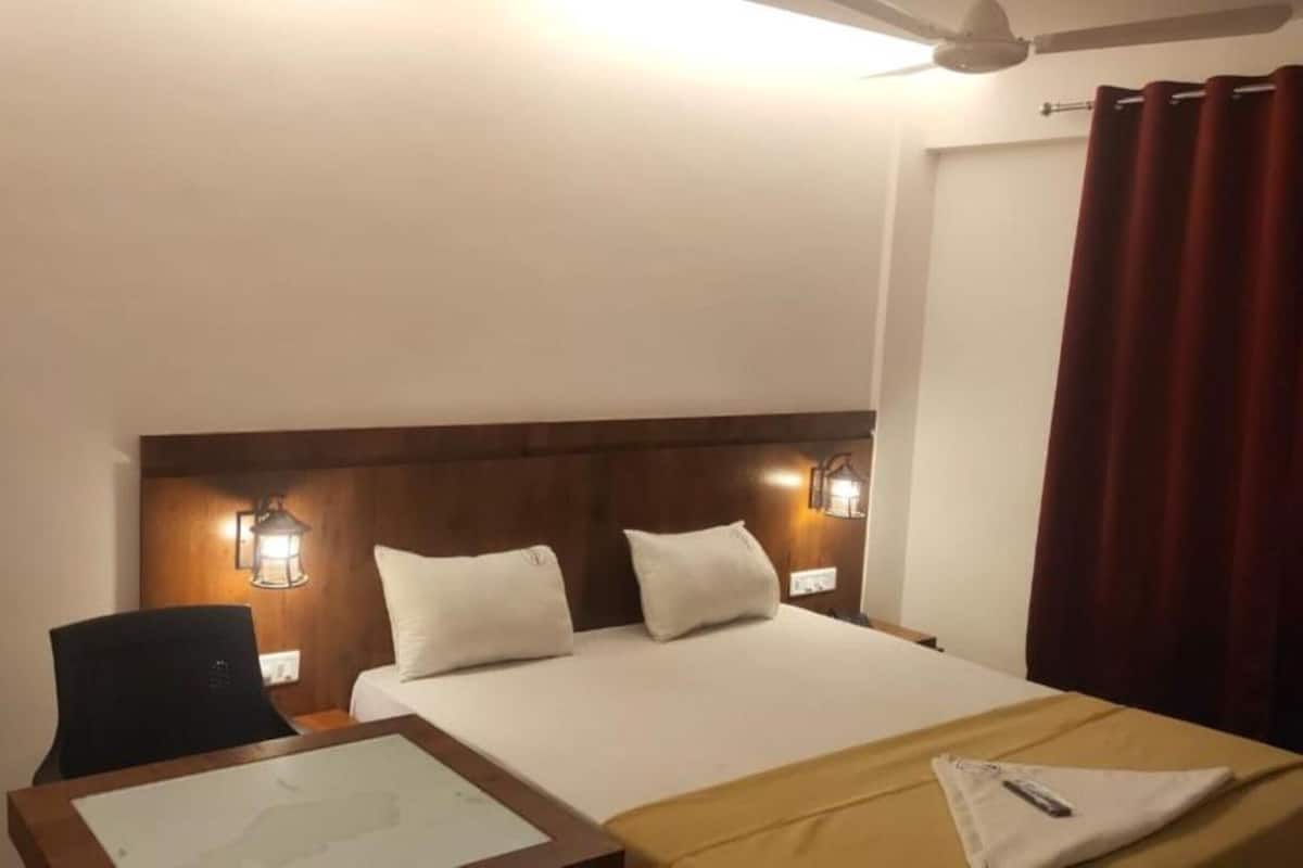 Deluxe Double Room | Laptop workspace, soundproofing, iron/ironing board, bed sheets