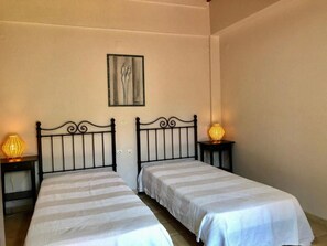 2 habitaciones, tabla de planchar con plancha y cuna de viaje 