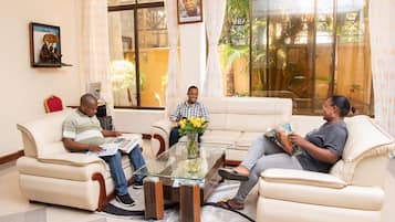 Coin salon dans le hall